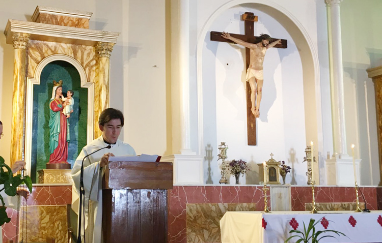 El utrerano Plácido Díaz se estrena como sacerdote en los poblados