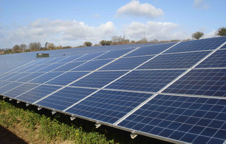 La constructora de la planta fotovoltaica de Don Rodrigo busca un ingeniero técnico, un electricista y un guarda