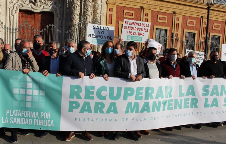 Los alcaldes sevillanos defienden la sanidad pública a las puertas de San Telmo