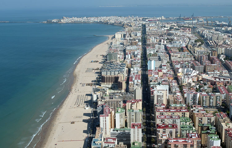 La asociación de afectados de fibromialgia organiza un viaje a la playa de Cádiz
