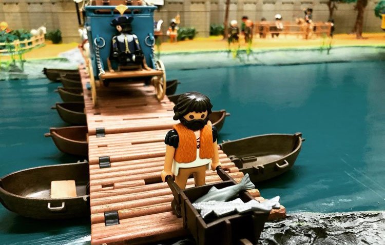 Un millar de figuras de Playmobil dan vida a una original exposición a beneficio de Cáritas de Santiago