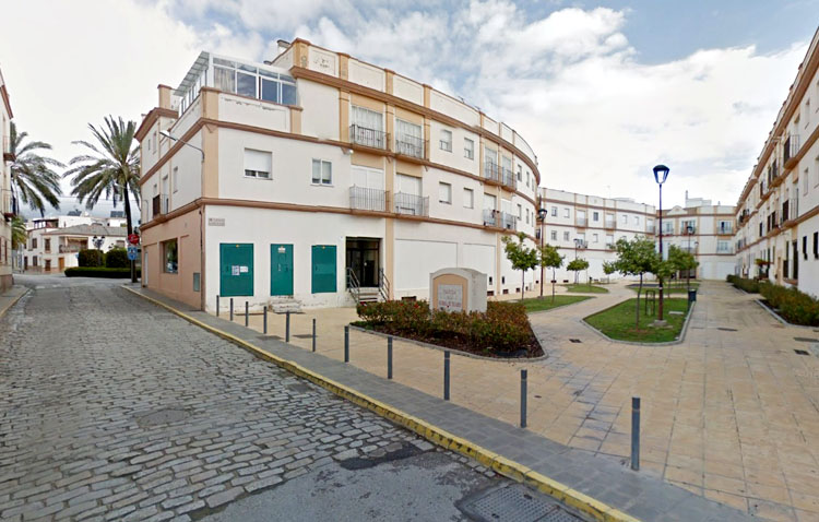 Denunciados cuatro jóvenes por hacer botellona en la vía pública