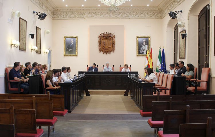 El pleno aprueba las retribuciones de los concejales y las plazas de personal eventual del Ayuntamiento de Utrera