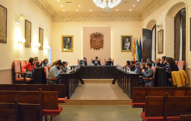 Podemos acusa a PSOE, IU y PP de «subirse el sueldo» y «aprobar recortes en educación, juventud y comercio»