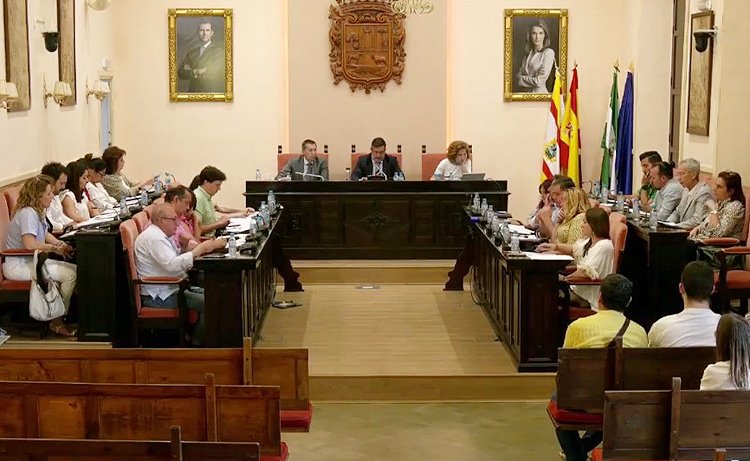 El pleno municipal aprueba los días festivos locales en Utrera para 2024 y la fecha de celebración de la Feria de Consolación