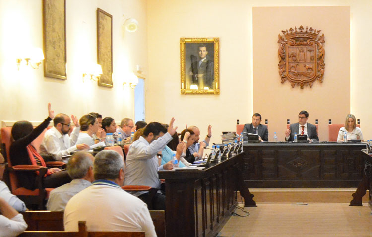 El gobierno municipal aprueba subir las tasas urbanísticas, el precio de las bodas y el coste para los puestos del mercadillo