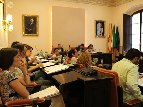 El PA denuncia que el gobierno al completo «se marcha de vacaciones pagadas sin que les correspondan»