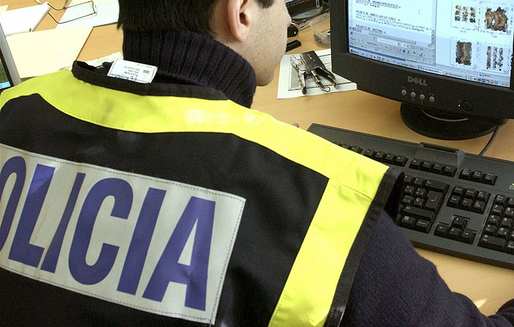 Tres detenidos en Utrera por estafar a 50 personas por internet