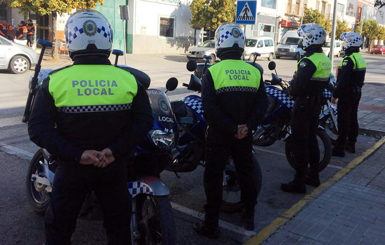 Un conductor bajo los efectos del alcohol en un coche y un joven sin carné en una moto protagonizan un accidente de tráfico en Utrera