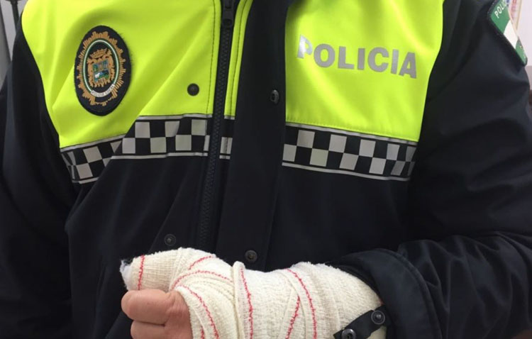 Intenta fugarse de camino a prisión tras un robo con violencia a una octogenaria en Utrera y agredir a los agentes