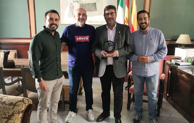 El detalle del equipo ciclista de la Policía Local de Utrera con el Ayuntamiento