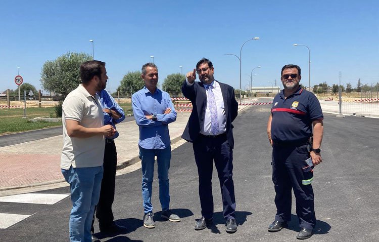 El polígono ‘El Torno’ estrena un nuevo acceso junto a la rotonda del toro de Osborne