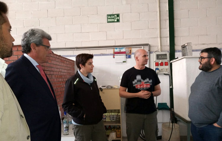 Ricardo Tarno pide «el voto unido» en torno a Pablo Casado durante una visita a «La Flor de Utrera»