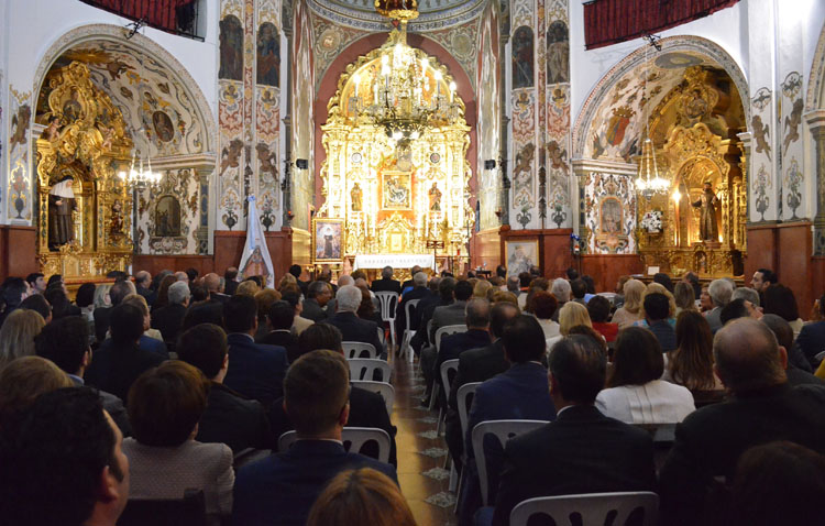 Presentación de los carteles de «Mayo mariano» y «Junio eucarístico» y entrega de las pastas a los pregoneros