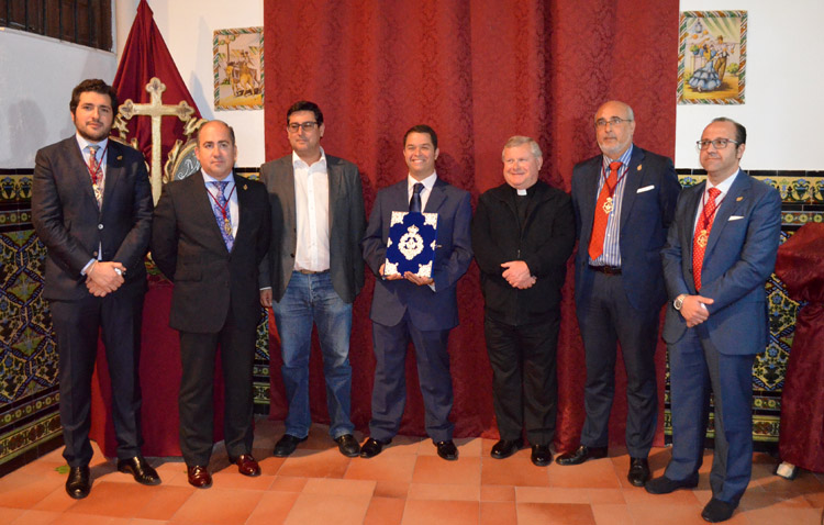 Juan José Pardillo recibe las pastas de un pregón de las Glorias en el que «dejar que la Virgen hable por él»