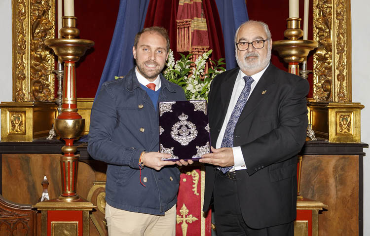 Jesús Mena recibe las pastas para un pregón de Semana Santa de Utrera que será «muy personal y con cosas actuales»