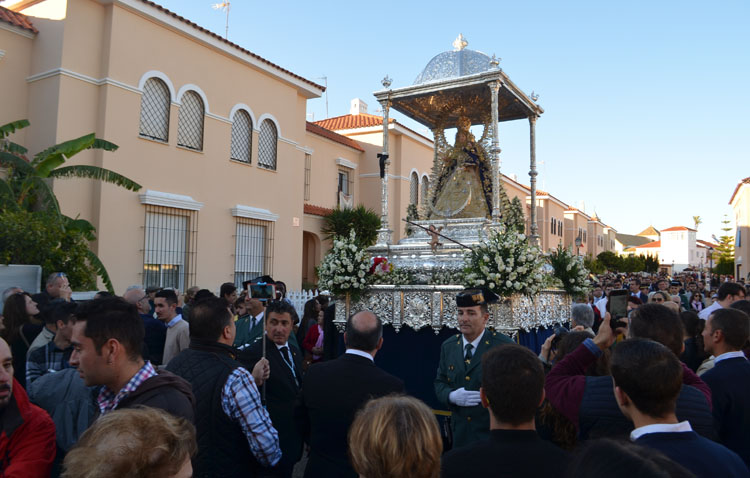 Ni la lluvia pudo con una histórica procesión en torno a la patrona de Utrera (GALERÍA)
