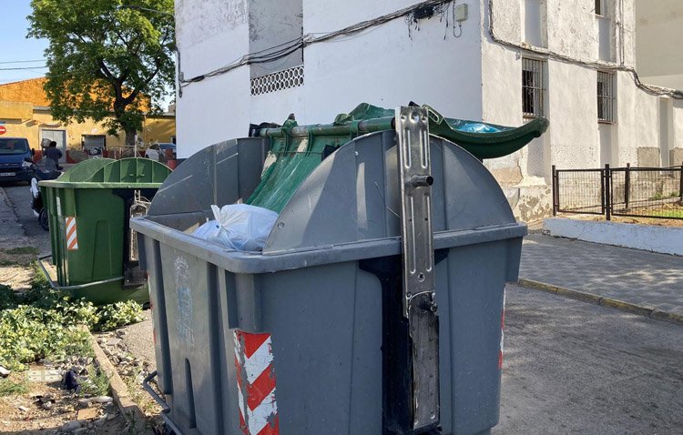 El PSOE denuncia que los contenedores de la barriada La Paz «están rotos y con graves desperfectos»