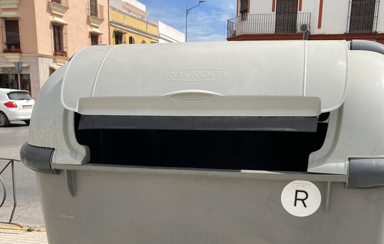 El PSOE denuncia que los nuevos contenedores de basura «ya están rotos y carecen de mantenimiento»
