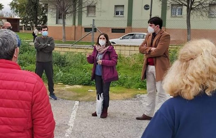 El PSOE de Utrera muestra su apoyo a los vecinos afectados por la instalación del proyecto de gasolinera en Super Carmela