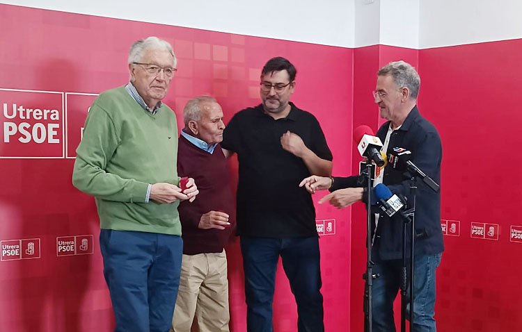 Dos históricos socialistas de Utrera reciben la insignia de oro del PSOE local