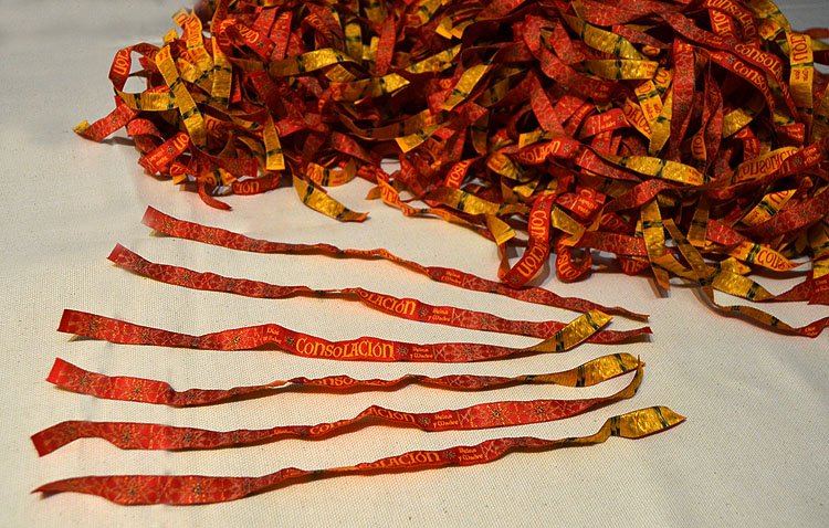 Unas pulseras dedicadas a la Virgen de Consolación, a beneficio del ‘manto del pueblo’ para la patrona de Utrera