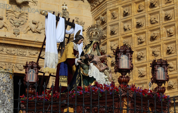 La hermandad de la Quinta Angustia reorganiza los accesos a la parroquia de Santa María el Domingo de Ramos