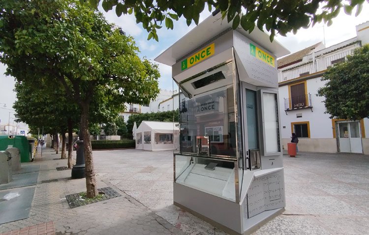 Utrera recibe los nuevos quioscos de la ONCE, más accesibles y ecológicos