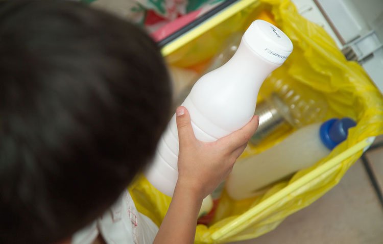 Utrera recicla menos de 11 kilos de plástico por persona al año, una cifra «por debajo de la media»