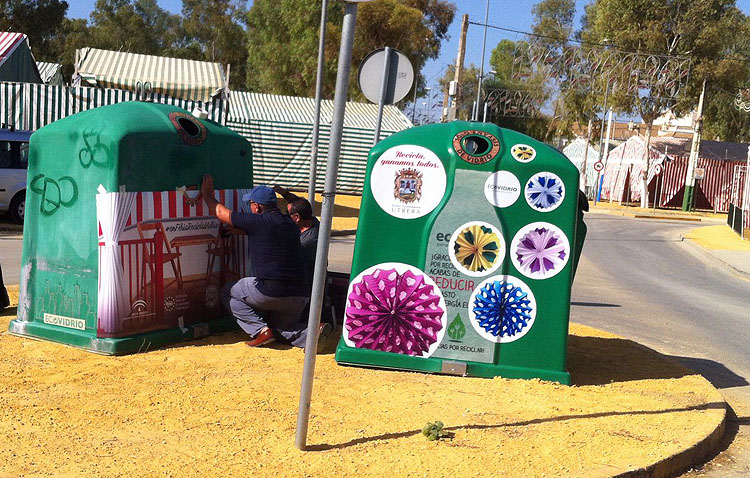 Decoran los contenedores de vidrio para fomentar el reciclaje durante la Feria de Consolación