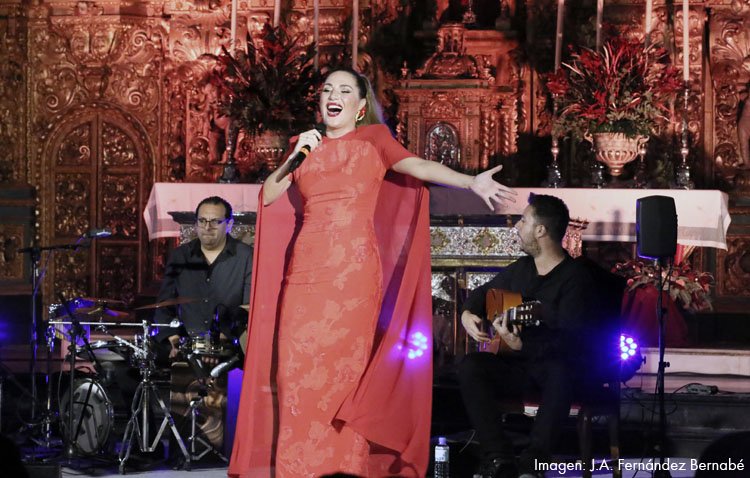 El aldabonazo más musical a la Navidad en la voz de Laura Gallego [GALERÍA]