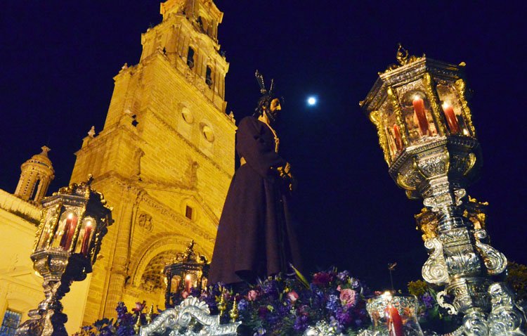 La Trinidad, El Silencio y Los Gitanos llevan al éxtasis a la Utrera cofrade [GALERÍAS FOTOGRÁFICAS Y AUDIO]