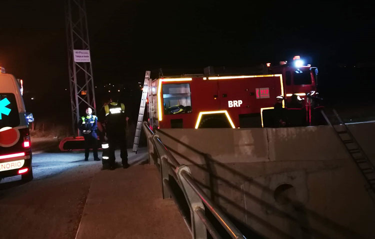 Rescatado del desvío del Calzas Anchas tras caer por intentar rescatar a un perro