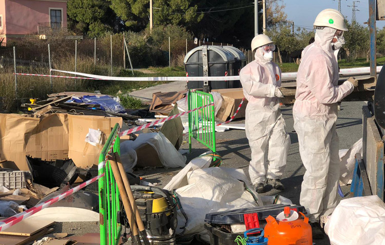 El responsable de abandonar en Utrera restos de uralita con amianto se enfrenta a importantes multas e incluso la cárcel
