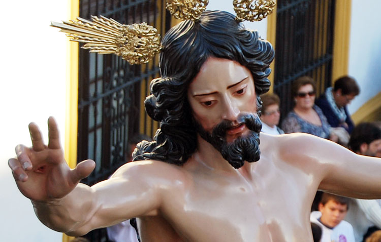 La bendición de la imagen del Resucitado marca el día de Santiago en Utrera