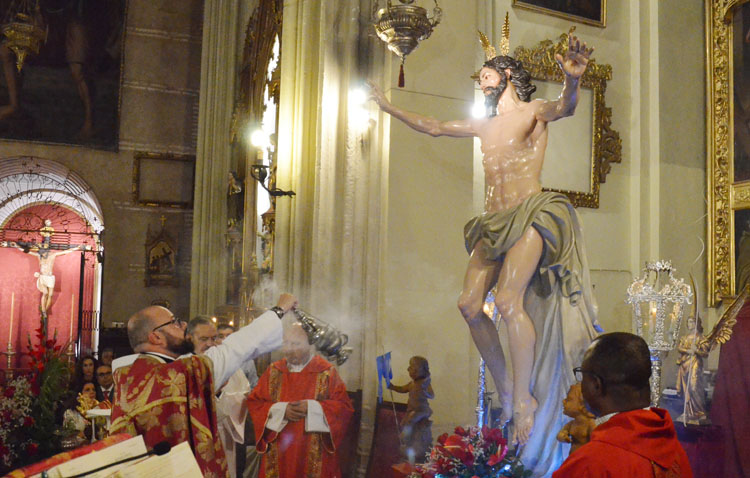La bendición de la imagen del Resucitado marca un hito en la historia cofrade y religiosa de Utrera (GALERÍA)