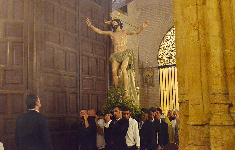 Un vía lucis para celebrar la Pascua en el grupo de fieles del Resucitado (GALERÍA)