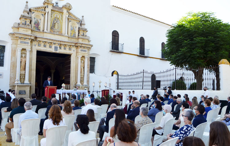 El arzobispo bendice el retablo de Consolación tras una histórica eucaristía ante el santuario de la patrona de Utrera