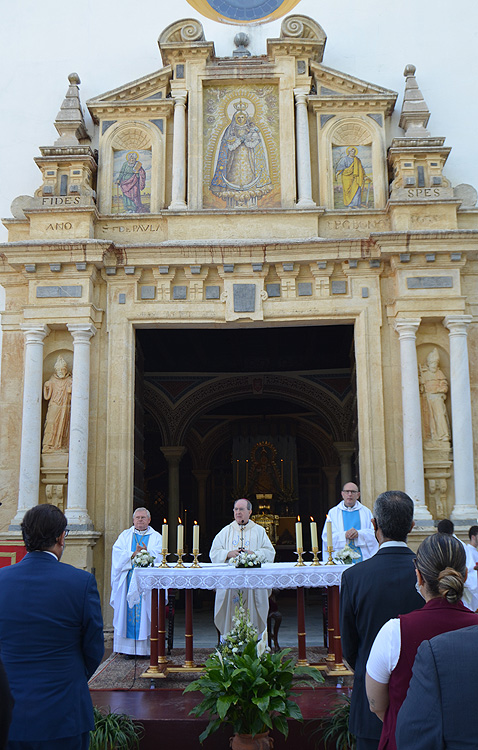 A las 9 de esta mañana COPE Utrera (98.1 FM) y COPE Lebrija (102.9 FM) ofrecerán en directo la histórica misa de reestreno del retablo de Consolación.