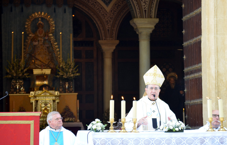 Consolación bendice a puerta cerrada un retablo mayor que es «orgullo de Utrera» (IMÁGENES)