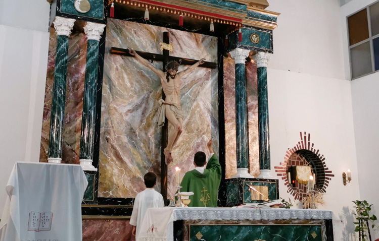 Pinzón estrena el retablo mayor de su iglesia