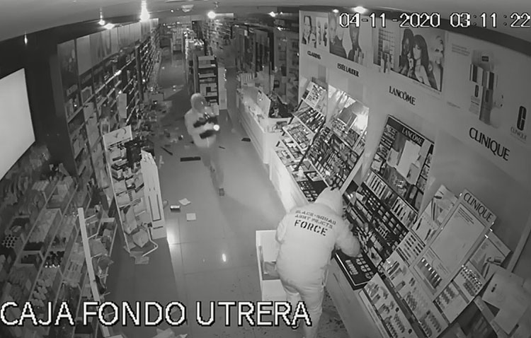 Detenido uno de los autores del doble robo de la perfumería de la plaza del Altozano por el método del alunizaje