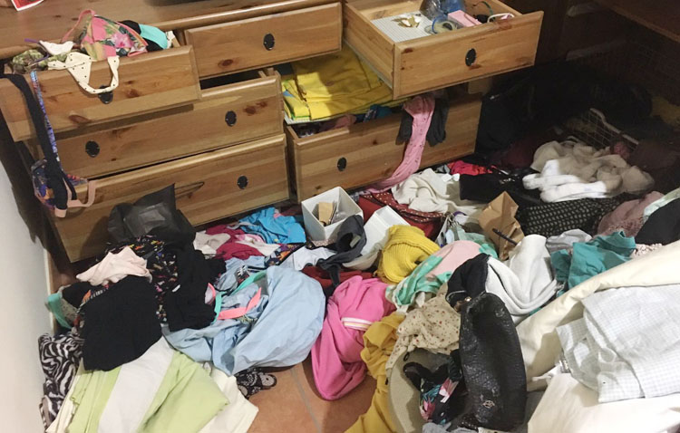 Sorprende a unos ladrones robando en su vivienda a plena luz del día