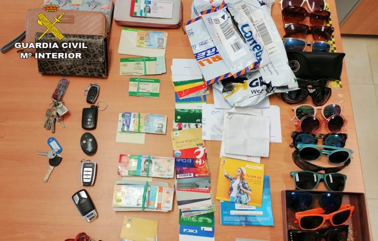 Detenida una pareja de Utrera por 25 robos en coches y por hacer compras con la documentación sustraída de los vehículos
