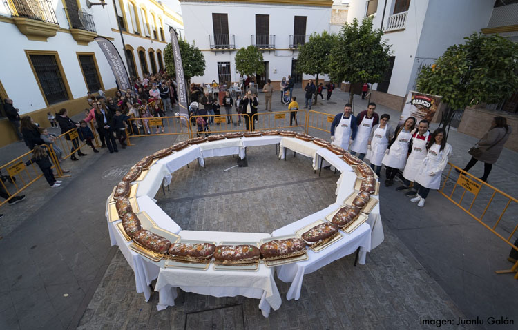 Un roscón de Reyes gigante para empezar las Navidades en Utrera (GALERÍA)