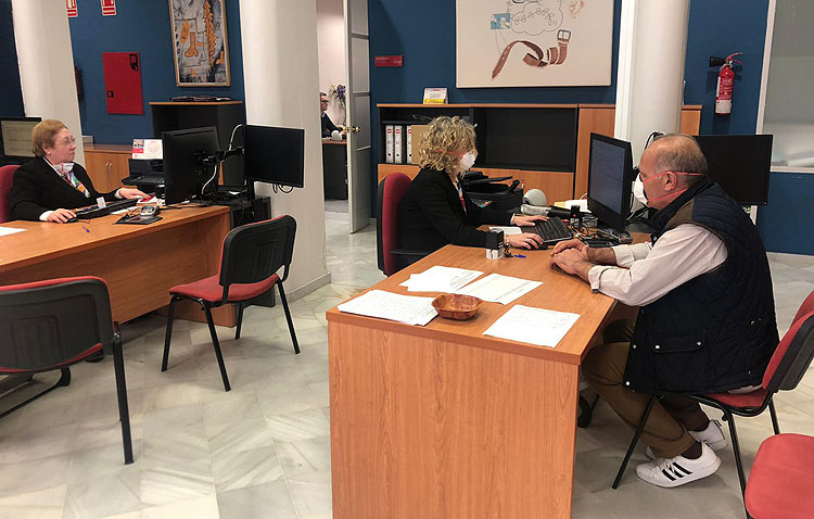 Utrera decreta el cierre de instalaciones dedicadas a los mayores e instala dispensadores de gel desinfectante en los autouses