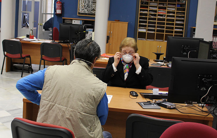 El Ayuntamiento de Utrera mantiene el uso obligatorio de la mascarilla en el SAC y Servicios Sociales