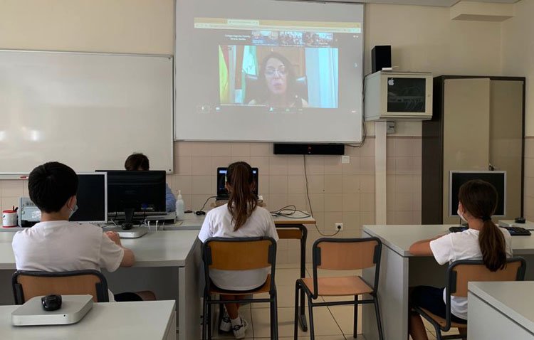 Los alumnos del colegio «Sagrada Familia» de Utrera, «Diputados por un día» con la presidenta del Parlamento de Andalucía