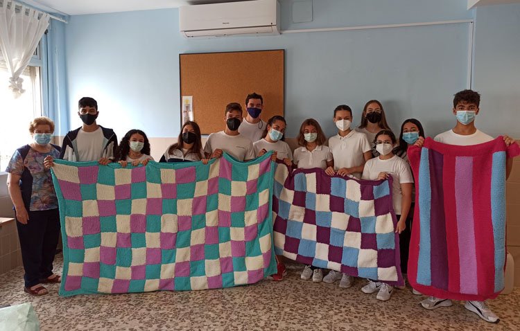 Los estudiantes del colegio Sagrada Familia ‘tejen’ solidaridad para los más necesitados de Utrera