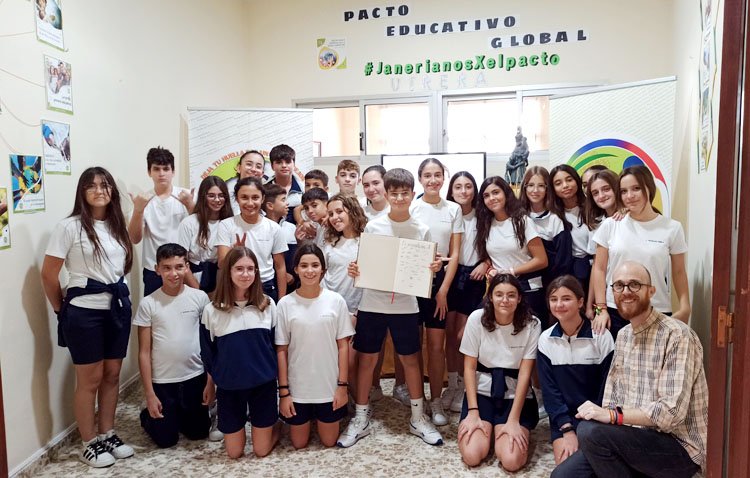 Los alumnos del colegio ‘Sagrada Familia’ de Utrera firman el ‘pacto educativo’ promovido por el Papa Francisco